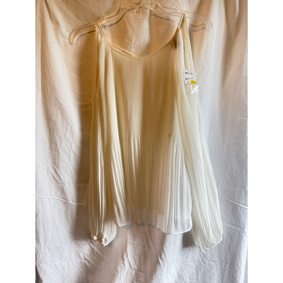 Forever 21 Tops - Forever 21 Ivory Pleated Cold Shoulder Top Long Sleeve V-Back Small Ivory White